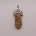Pendentif en jaspe à double pointe